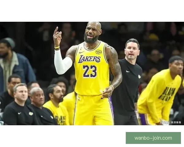 詹姆斯父子打高尔夫遭遇惊险 鳄鱼现身水中老詹勇敢捡球