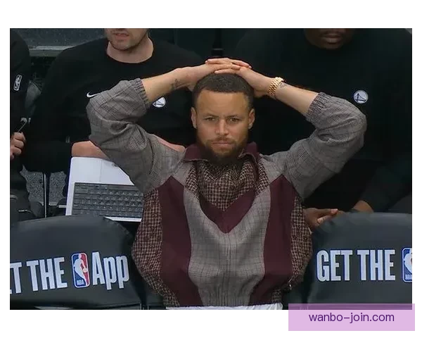 穆迪接受医疗处理双方球员眼含泪水全场沉寂气氛令人动容